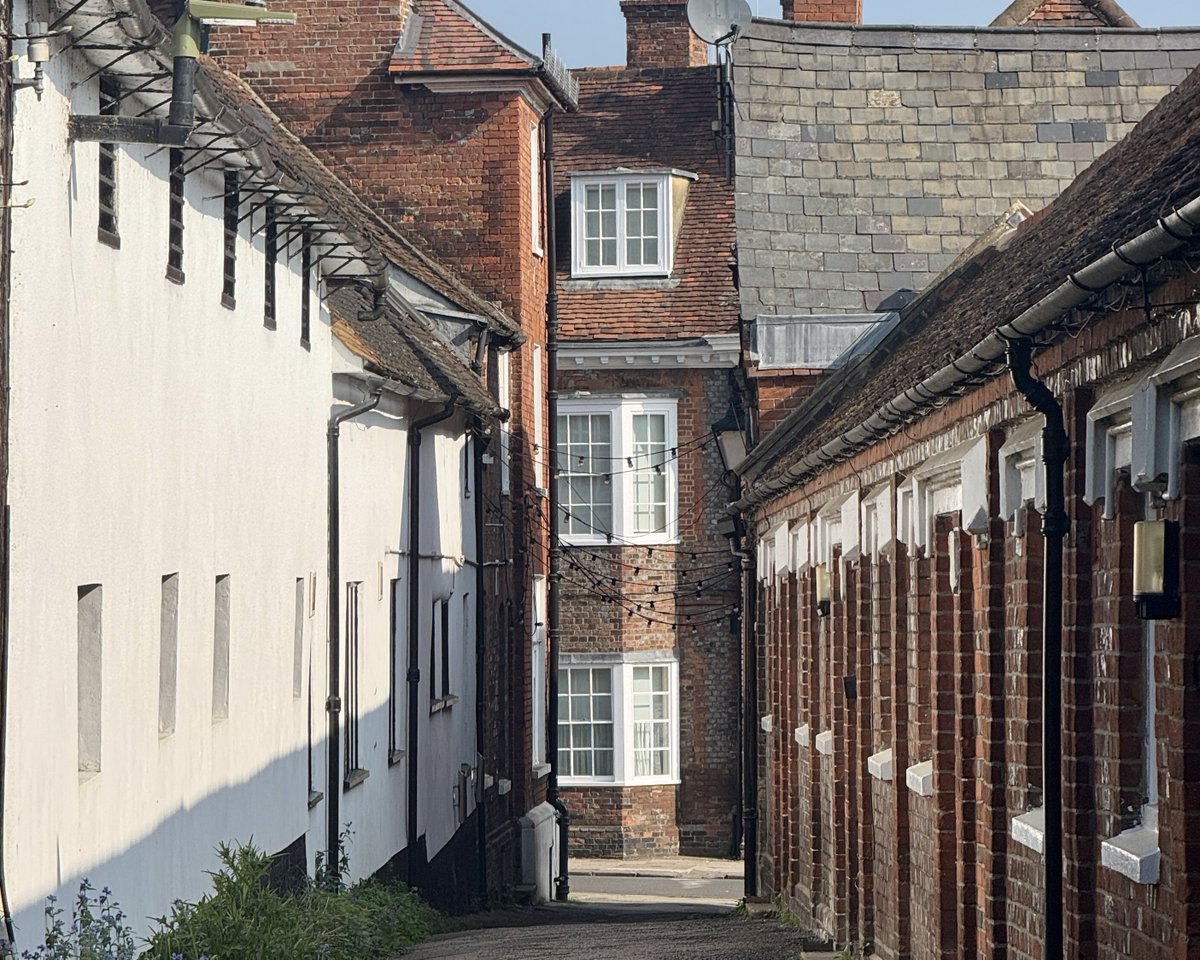 Not sure why I like this photo so much. I think it's the glimpse of the Georgian beyond the pub and the almshouses. Henley-on-Thames