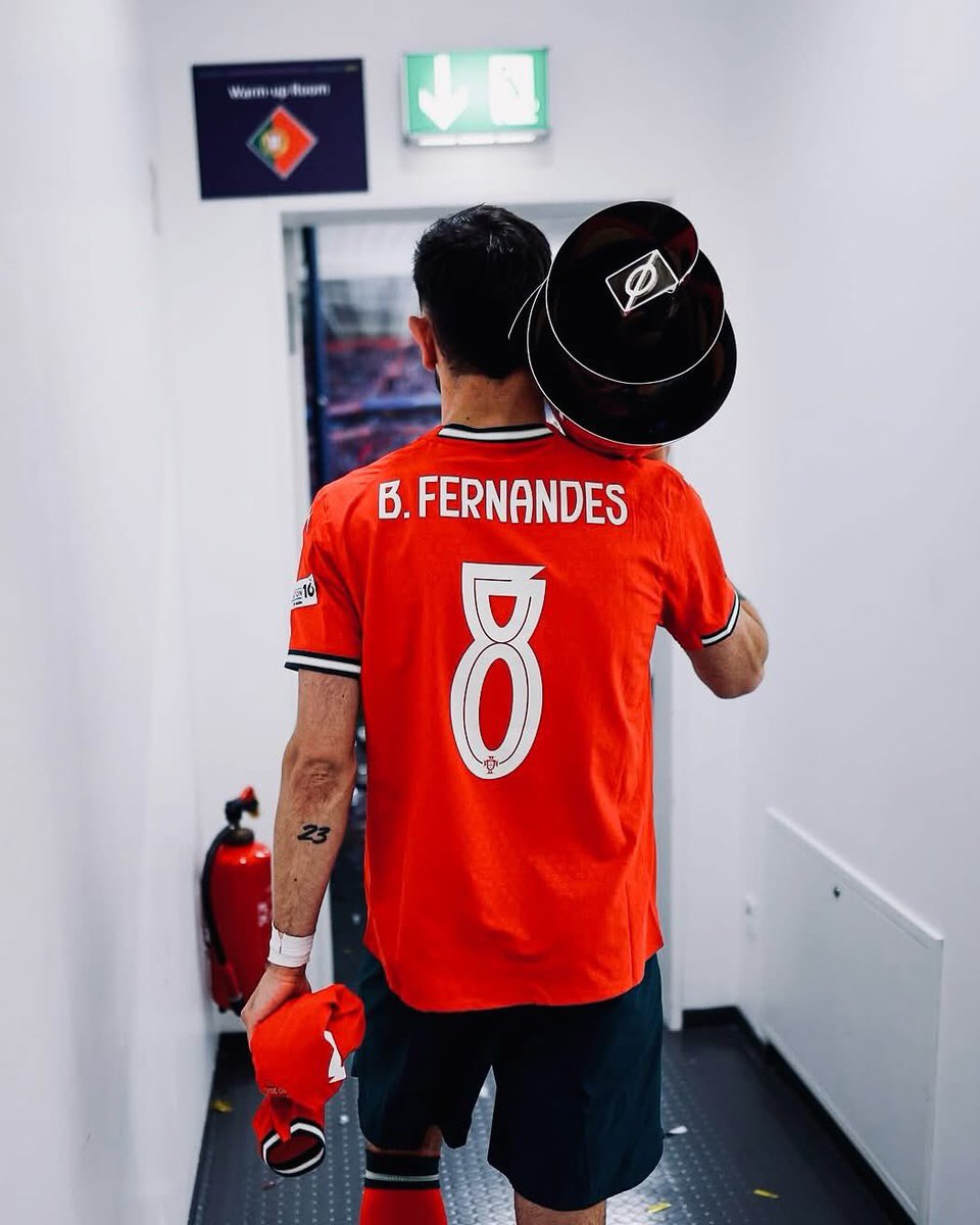 القائد الأعلي للقوات المانشيستراويه 🇵🇹🫡🏆

#MUSCEGYPT #manunited <a href="/B_Fernandes8/">Bruno Fernandes</a> 
#UEFANationsLeague #ronaldo #CristianoRonaldo