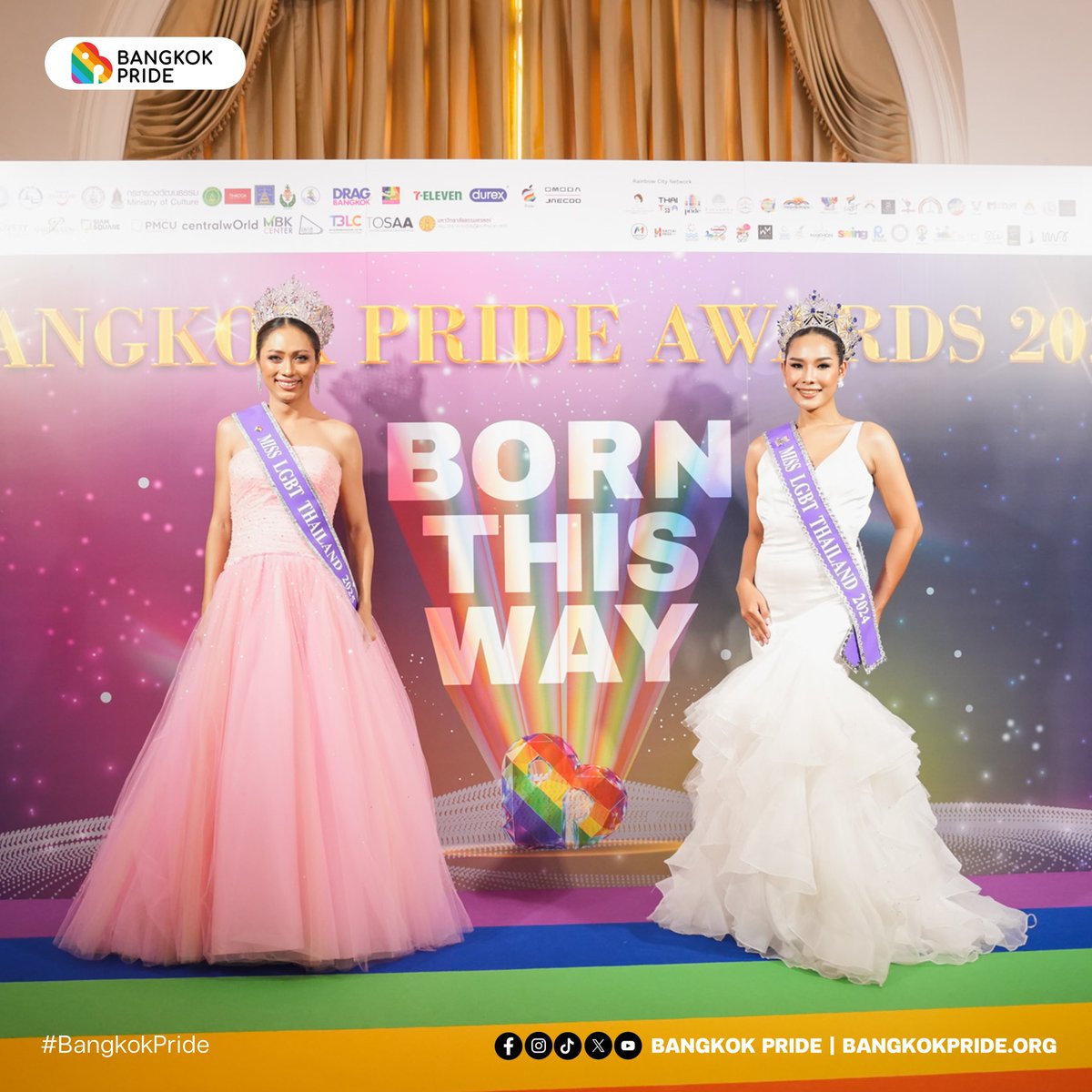 คนดังทั่วฟ้าเมืองไทยร่วมตบเท้าเข้าทำเนียบรัฐบาล
เฉลิมฉลองกับรางวัลแห่งความภูมิใจ!

ย้อนกลับไปช่วงเย็นของวันที่ 31 พฤษภาคมที่ผ่านมา ณ ตึกสันติไมตรี ทำเนียบรัฐบาล ประดับประดาไปด้วยพรมสีรุ้งแสนสดใส เพราะพื้นที่แห่งนี้ได้มีการจัดงานมอบรางวัลเป็นครั้งแรกของประเทศไทยในทำเนียบรัฐบาล