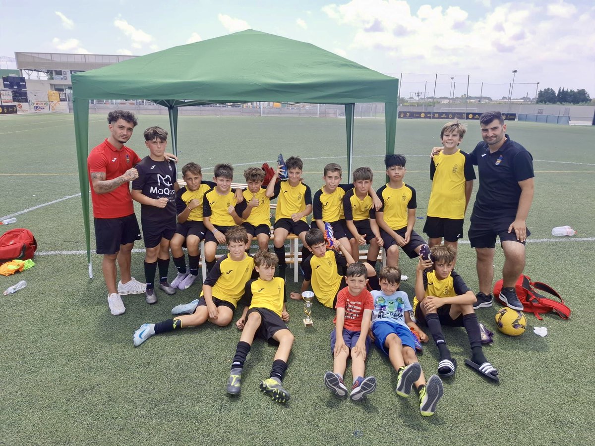 💪🏽 EQUIIIIPO‼️❤️
⠀
🔴⚫🌟 #Alborayanuncaserinde 
#somAUD #somdAlboraya #AlborayaUD
#Fútbol #Escuela #Equipo