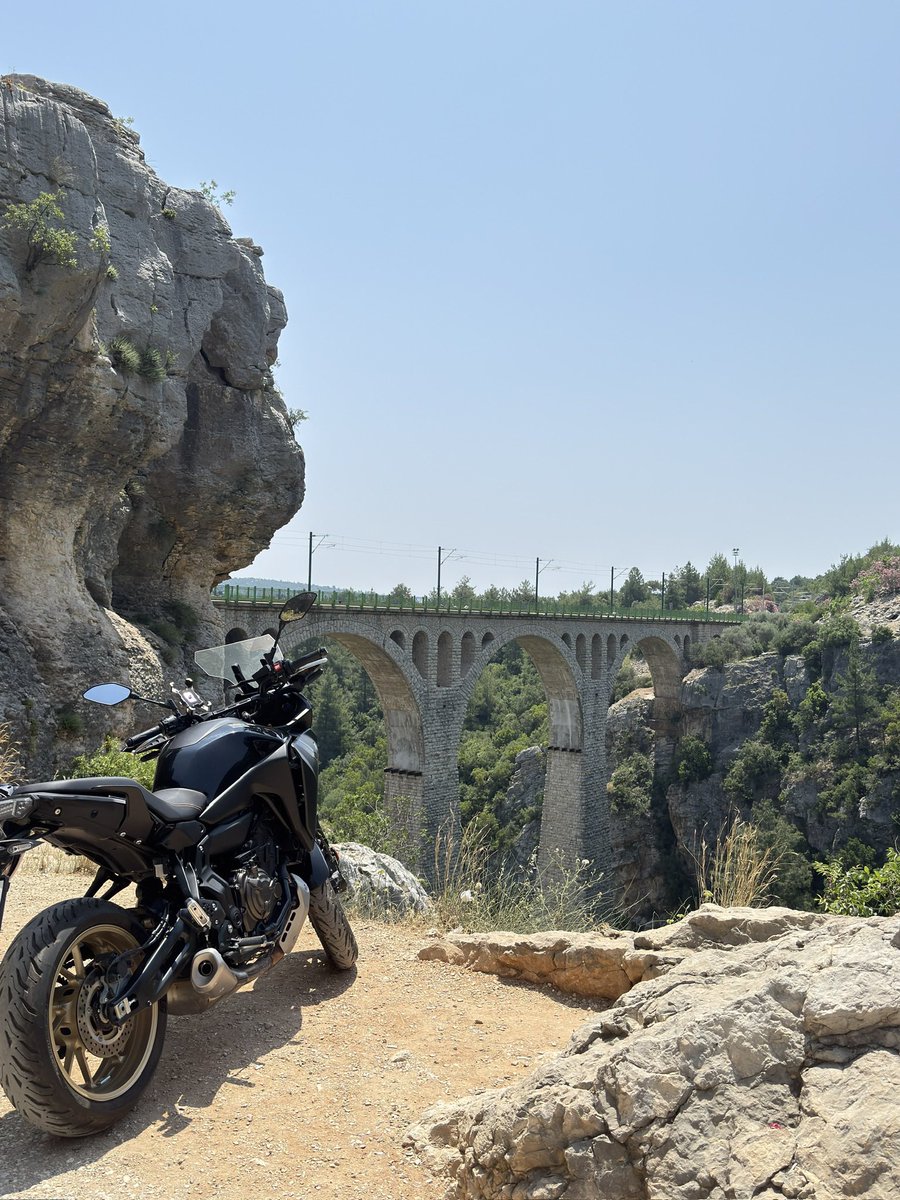 James Bond’un bile yolu düşmüşse, bizim de bir hatıra fotoğrafımız olmasın mı? Torosların kalbinde, dağların arasında saklı bir mühendislik harikası! #vardaköprüsü