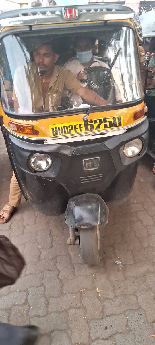 SatghareRohit's tweet photo. @MTPHereToHelp @DNNagarPS At Bandra East Station, four people are still sitting in a Auto riksha, which poses a risk to passengers. Requesting the Honorable CM to please take immediate action. This is a serious safety concern @MTPHereToHelp
@CMOMaharashtra
@Dev_Fadnavis https://t.co/old8UePmYq