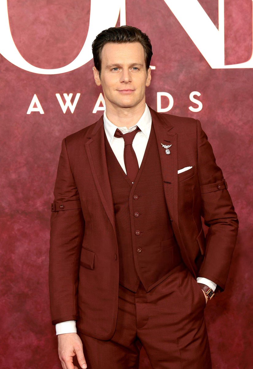 #JonathanGroff looked sexy on the #Tpnys #RedCaroet. Loved his performance when he jumpred over #KeanuReeves. 
And #DarrenCriss won #BestAcror in a #musical.
The cast of #Glee is really taking #Broadqay by storm.
