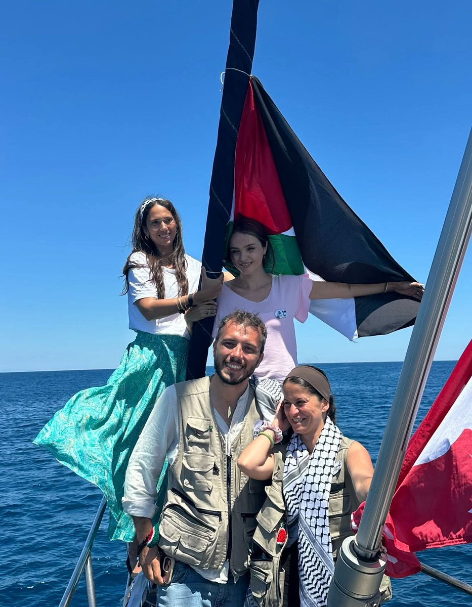 HGulNeferleri's tweet photo. Madleen gemisindeki aktivistler, israil  askerleri tarafından alıkonuldu
İsrail; Aktivistler ülkelerine gönderilecek.
Sessiz kalma insanlık, sessizlikten fazla şey yap artık insanlık, harekete geç insanlık...

#MadleenSaldırıAltında
#Madleen 
#MadleenToGaza 
#Portugal Malum https://t.co/Z1o8KqrxRU