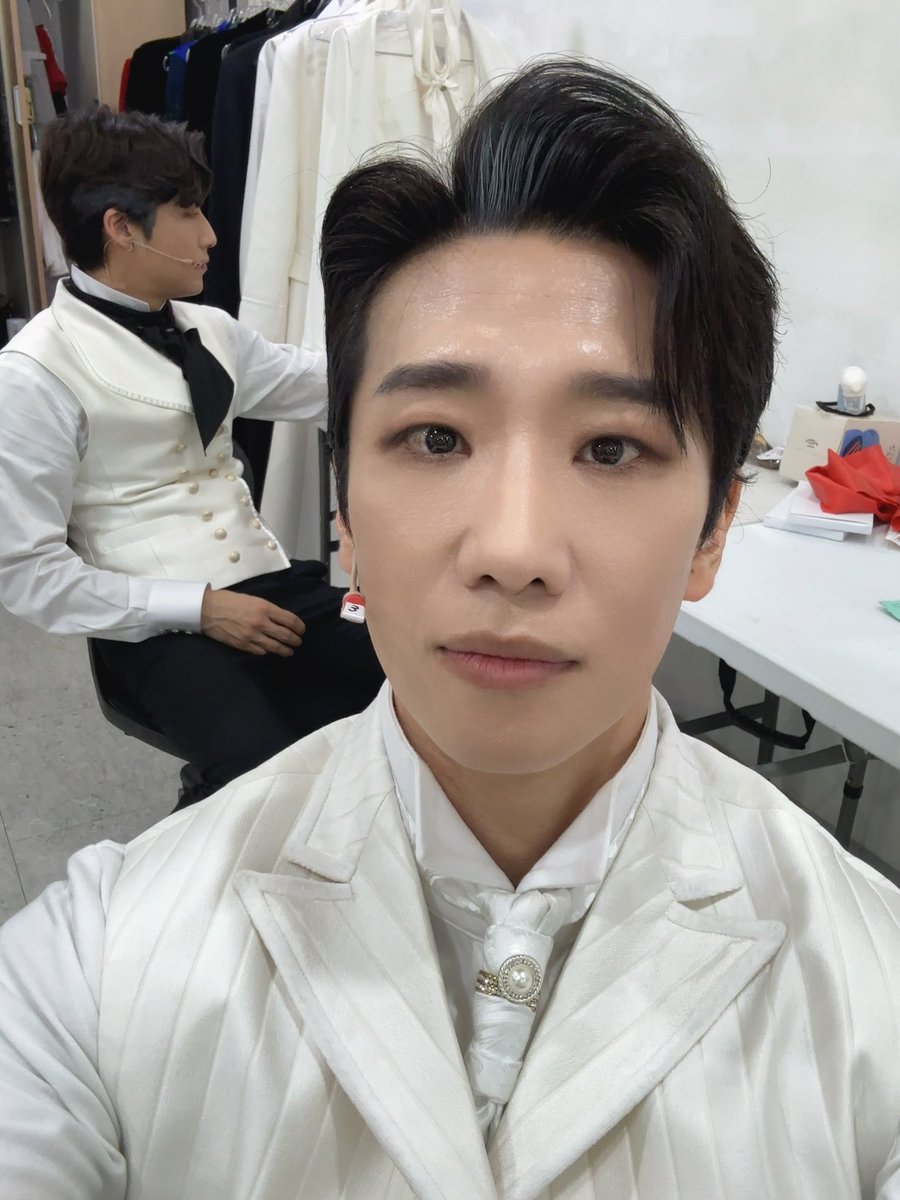 뮤지컬 도리안 그레이 
응원해주셔서 감사합니다.
헨리 워튼..!! 다시 책 속으로..!
뮤지컬 와일드 그레이도 많이
사랑해주세요~^^