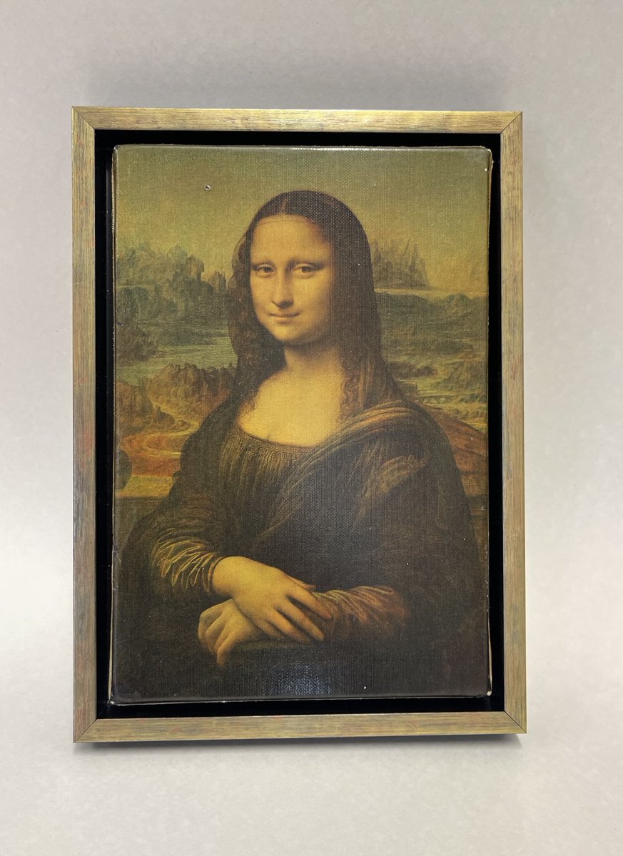 ReginaldBeer's tweet image. #monalisa in miniature framed by #frontispiece of #canarywharf using a gold rimmed tray frame. #art #davinci #Louvre ##Paris #smile #Renaissance #artist #culture #Italy