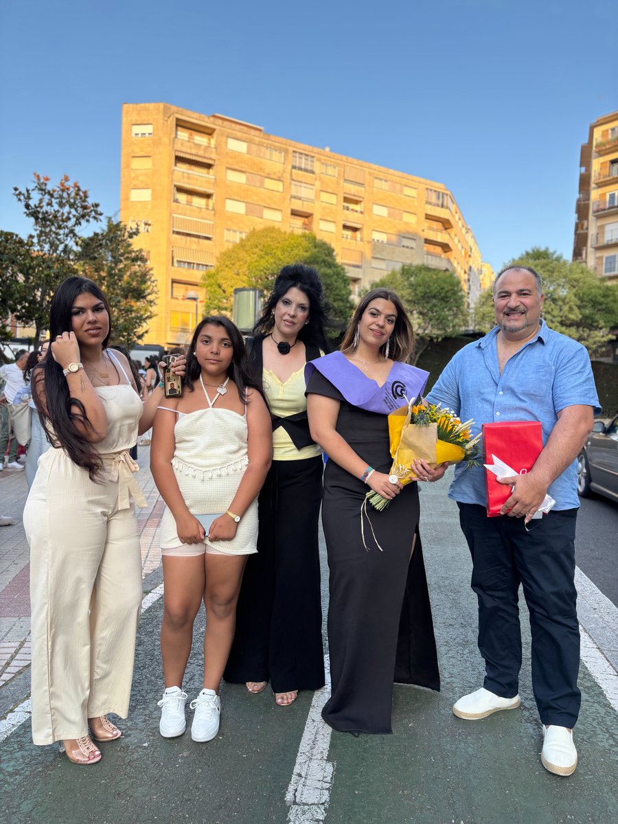 gitanos_org_CYL's tweet photo. Ainhoa Escudero Vázquez se gradúa del CFGM de #FarmaciayParafarmacia.
🩷Una alumna de #PromocionaMás que brilla por su esfuerzo, constancia y compromiso.
Es #Referente para sus hermanas y para muchas niñas gitanas.
👏 Su familia, su gran pilar.
@FundlaCaixa @gitanos_org https://t.co/tqIoscvu78