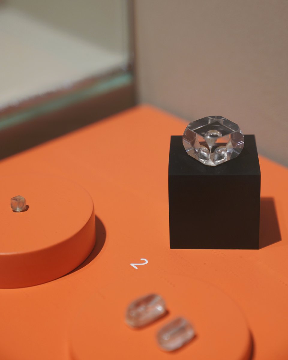 [ 특집전 <크리스탈(水晶) 가야(加耶)> ]
저마다의 아름다움 ✨

한반도 서북부 지역의 크리스탈옥은
정다각형 모양이 많고 크기가 작으며
모서리가 둥글게 다듬어져 있다는 특징이 있습니다. 

또한 유리구슬, 마노, 환옥 등 다양한
재료를 섞어서 수정 장신구를 만들었습니다.