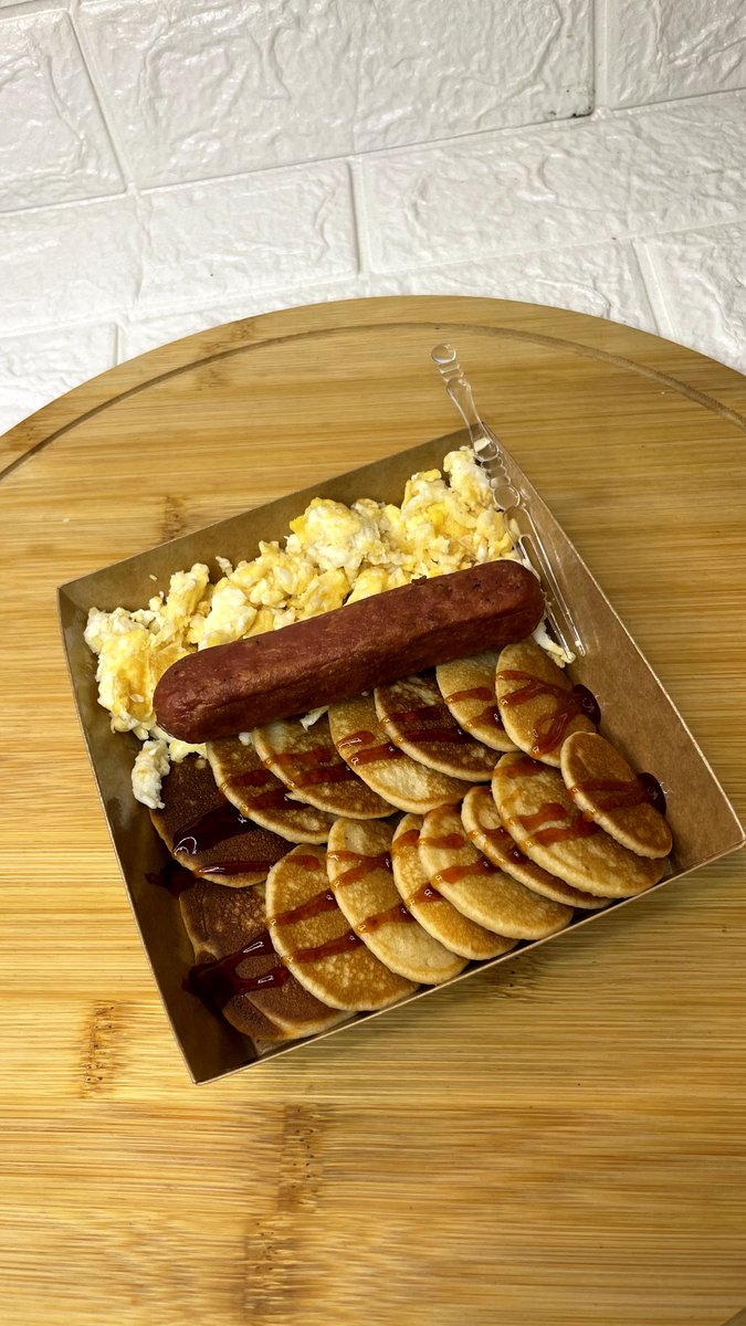 The perfect breakfast combo 😋. It includes mini pancakes, scrambled eggs, hotdog drizzled with caramel sauce. Perfect for early morning workers, kiddies breakfast and much more.

Single layer as seen is 5k
Double layers of mini pancakes-6500

Location -Ikeja &amp; anywhere in Eko😏