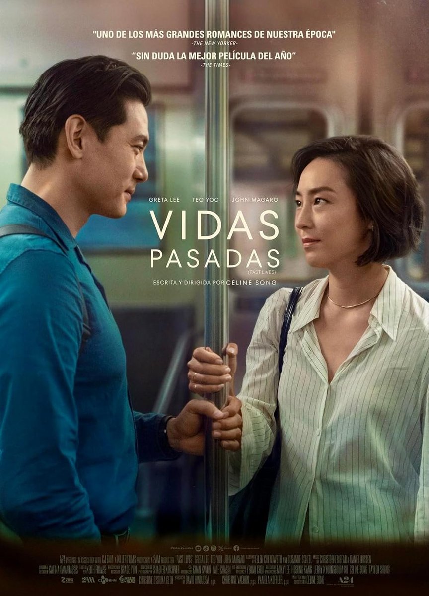 victorfrau's tweet photo. Creciendo en la misma maceta.

Anoche vi Vidas pasadas con mi pareja buscando una película que tocara el amor desde un lugar profundo, sincero, y casi sin artificios. Y dimos justo en el clavo. Esta joya coreano-estadounidense dirigida por Celine Song no solo narra una historia de amor, sino que te hace sentir parte de ella. Te invita a sentarte al lado de sus personajes, a mirar el tiempo pasar con ellos y a preguntarte: ¿Qué hubiese pasado si…?

La película no necesita grandes gestos ni giros dramáticos para llegar. Llega porque es honesta. Porque todos, en algún momento, nos hemos cruzado con una persona que pudo haber sido algo más, tanto como una gran amistad o una pareja. Y entonces te haces preguntas: ¿Hice bien eligiendo este camino? Pero también entiendes que no todo lo que no fue está roto. Las decisiones nos hacen ser quienes somos. A veces simplemente es. Forma parte de ti, te moldea, y se queda ahí, suave, como una brisa que nunca olvidas.

Me tocó especialmente una frase que se dice, algo así como: "Somos como dos árboles en una misma maceta, y las peleas o los obstáculos son las ramas encontrando su propio camino, pero seguimos en la misma maceta." Es una imagen hermosa, porque resume esa convivencia emocional que compartimos con alguien, incluso cuando los caminos no se cruzan como esperábamos.

Vidas pasadas no ofrece respuestas definitivas, y quizá por eso me ha gustado tanto. Porque en la vida real tampoco las hay. No pretende darte certezas, pero sí te regala una pausa. Un momento para mirar hacia atrás sin rencor, para valorar lo vivido y también lo elegido. Porque cada amistad, cada relación, deja algo en nosotros: nos hace crecer, aprender, madurar. Y a veces no se trata de lo que pudo ser, sino de entender que lo que es, también tiene belleza. Esta película lo entiende con una sensibilidad que pocas obras alcanzan.

@Filmin @SensaCine @Filmaffinity @pastlivesmovie @AlejandroGCalvo @A24
#VidasPasadas #CreciendoJuntos #AmorQueFue #CineQueToca #PastLives #CineEnPareja