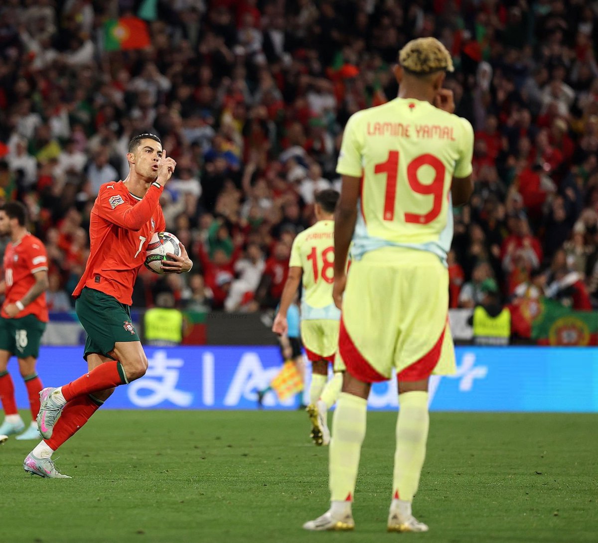 UTDFondre's tweet image. Yamal: We all respect Cristiano Ronaldo, he's a football legend, but I'm going to do my job, which is to win.
How yamal tried to make a statement on the big stage, only to get schooled by the greatest to ever do it.
Here's a thread on how it started vs how it ended yesterday.