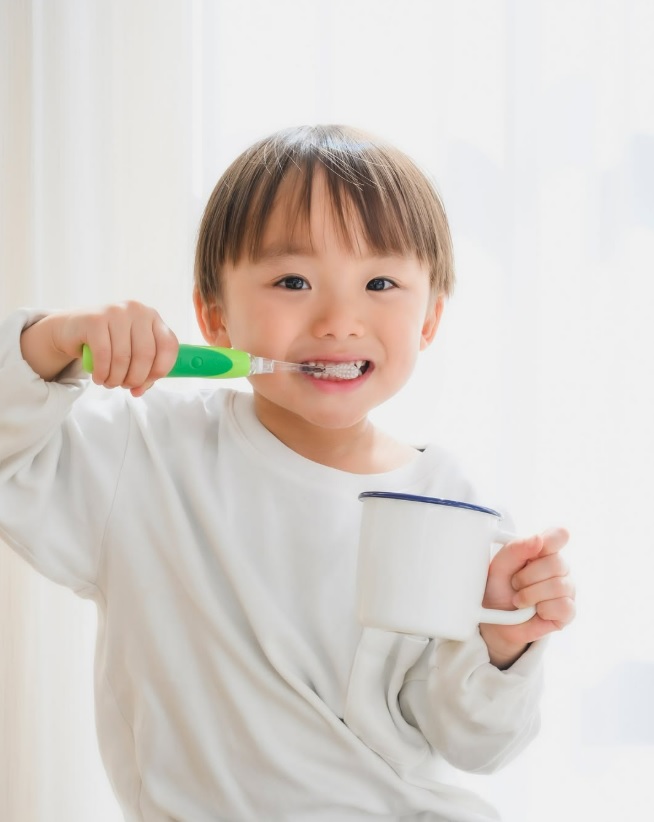 marumanHandB's tweet photo. 3歳から12歳のお子さまも楽しく歯磨き！
可愛いデザインとカラフルライトが歯磨きタイムを明るくサポート✨
2分間ナビタイマーと白色ライトで仕上げ磨きもバッチリ！
日本製のブラシだから安心してお使いいただけます💕
.
#プロソニックキッズ
#電動歯ブラシ #子ども用歯ブラシ
#歯磨き習慣 #ひとり磨き #デンタルケア #虫歯予防 #口腔ケア #歯磨きタイム #健康習慣 #歯磨き大事 #歯磨き指導 #子ども歯磨き