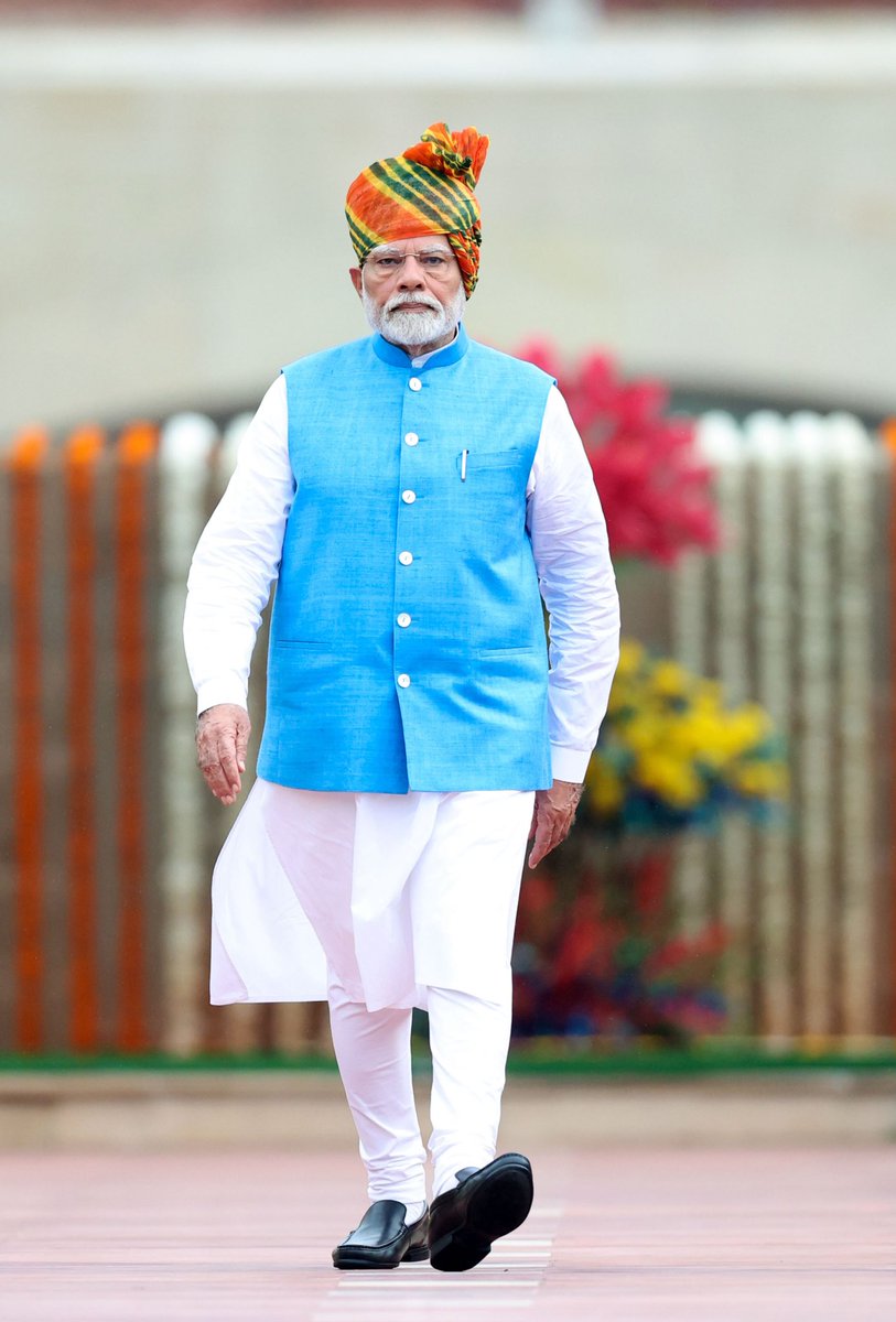 sambitswaraj's tweet photo. सेवा, सुशासन और गरीब-कल्याण के सफलतम 11 वर्ष पूर्ण होने पर माननीय प्रधानमंत्री श्री @narendramodi जी को हार्दिक बधाई एवं शुभकामनाएँ।

प्रधानमंत्री मोदी जी के नेतृत्व में भारत ने पिछले 11 वर्षों में अभूतपूर्व विकास की यात्रा तय की है। उनकी दूरदर्शिता और प्रतिबद्धता ने भारत को एक सशक्त राष्ट्र के रूप में स्थापित किया है।

प्रधानमंत्री मोदी जी ने कई महत्वपूर्ण योजनाओं की शुरुआत की, जिनसे समाज के हर वर्ग को लाभ हुआ। प्रधानमंत्री जन धन योजना ने करोड़ों नागरिकों को बैंकिंग प्रणाली से जोड़ा, जबकि प्रधानमंत्री उज्ज्वला योजना ने ग्रामीण महिलाओं को स्वच्छ ईंधन उपलब्ध कराया, जिससे उनके स्वास्थ्य में सुधार हुआ। प्रधानमंत्री आवास योजना ने लाखों गरीबों को अपना घर दिया, और प्रधानमंत्री किसान सम्मान निधि ने किसानों की आय में वृद्धि की।

स्वच्छ भारत मिशन के तहत लाखों शौचालयों का निर्माण हुआ, जिससे ग्रामीण क्षेत्रों में स्वच्छता और स्वास्थ्य में सुधार हुआ। प्रधानमंत्री स्वनिधि योजना ने सड़क विक्रेताओं को आर्थिक सहायता प्रदान की, जिससे उनकी आजीविका में सुधार हुआ। मोदी जी ने डिजिटल इंडिया, मेक इन इंडिया, स्टार्टअप इंडिया, और आत्मनिर्भर भारत जैसी पहलें शुरू की, जिनसे देश की अर्थव्यवस्था को मजबूती मिली और रोजगार के नए अवसर सृजित हुए।

मोदी सरकार ने राष्ट्रीय सुरक्षा को प्राथमिकता दी, जिससे सीमाओं पर शांति बनी रही और आतंकवाद के खिलाफ कठोर कदम उठाए गए। प्रधानमंत्री मोदी के नेतृत्व में भारत ने वैश्विक मंच पर अपनी स्थिति मजबूत की और अंतरराष्ट्रीय संबंधों में नए आयाम जोड़े।

प्रधानमंत्री मोदी का यह कार्यकाल सेवा, सुशासन और गरीब कल्याण की मिसाल प्रस्तुत करता है। उनकी नीतियों और योजनाओं ने भारत को एक सशक्त और समृद्ध राष्ट्र बनाने की दिशा में महत्वपूर्ण कदम उठाए हैं। विकसित भारत-आत्मनिर्भर भारत की संकल्पना की सिद्धि और अंत्योदय से राष्ट्रोदय की इस यात्रा के लिए प्रधानमंत्री श्री नरेंद्र मोदी जी का हार्दिक अभिनंदन एवं आभार व्यक्त करता हूँ।

#11YearsOfSeva #11YearsOfGoodGovernance