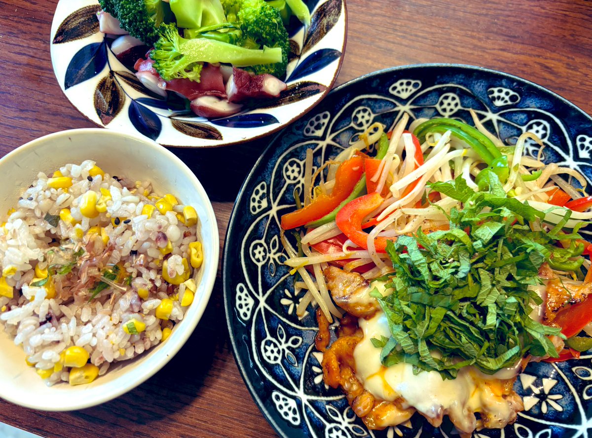 夏ご飯🌽　最近ハマってる大葉たっぷりヤンニョムポーク　豚こまを醤油酒ケチャップコチュジャンにんにくで炒めて、とろけるチーズに刻んだ大葉　ビールにも合うよ