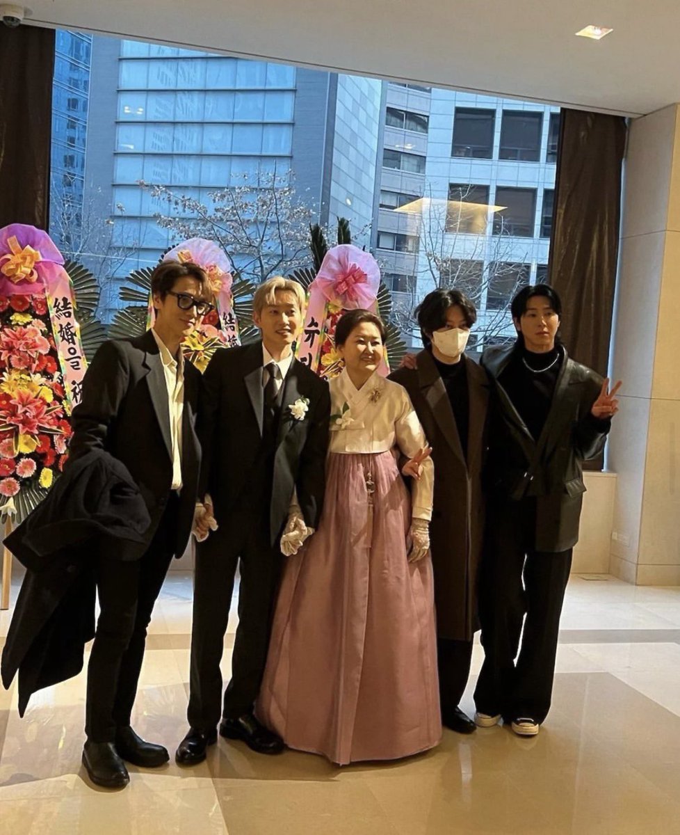 lurkerkc's tweet image. One more—same perfect hairstyle but with my fav glasses of his! 🫠❤️‍🔥 Hot forehead Yesung stealing hearts and picking up new clouds with his voice &amp;amp; visuals #예성 #yesung #イェソン