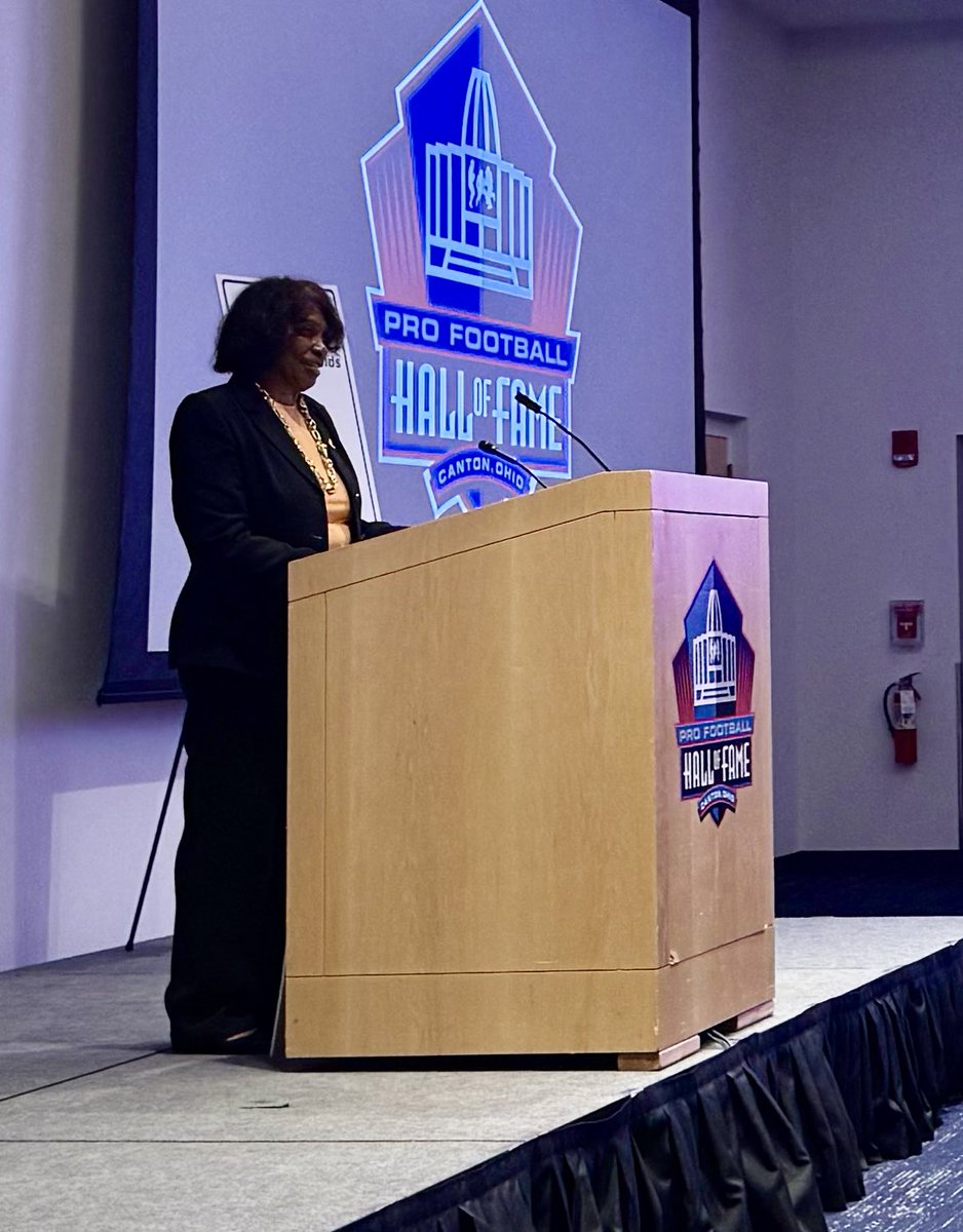 GCSAACEO's tweet image. Honored to speak at @ClearviewGC1’s Legacy Foundation Dinner—raising support for Clearview’s future. Franco Harris believed in this course, and Jerome “The Bus” Bettis rolled in to carry that legacy forward. Renee & Larry Powell remind us: the reward for perseverance is legacy.