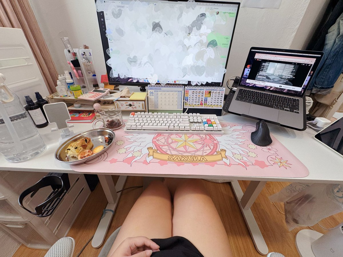 居家办公是很快乐
边吃边工作
听着小说🤣

但是后面起房在打地基，
吵的头疼🫠🫠🫠🫠