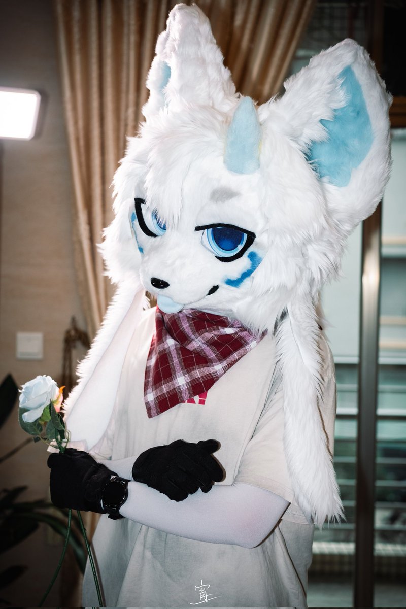 “无意间发现窗外的花，我毫不犹豫将其摘下...而你会发现，桌上交错叠放的书籍里，夹着一支无名之花...”

🌹我与花🌹
一大波新毛返图正在来袭！
新毛的超长鬓毛真的很清秀～
不知道拿什么就拿花花，准没错w

📷：夜宵 <a href="/yexiaoyexiaoye/">Nighdevil</a>

#FursuitEveryday
#FursuitEveryday
#fursuiter
#fursuit
#furry