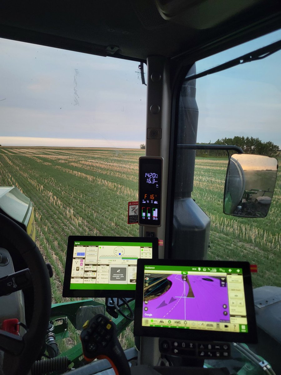 lukehofer15's tweet image. Perfect Evening For Some Oxbow Herbicide Application #Nufarm #JohnDeere #CarbonFibre