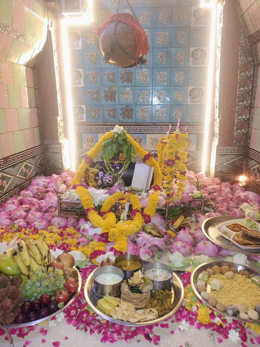 कर्पूर गौरम करुणावतारम संसारसारं भुजगेन्द्रहारम्। सदा वसन्तं हृदयारविन्दे भवं भवानीसहितं नमामि।। 
रविवार 8/6/25 प्रदोष पर  केदारेश्वर महाराज की पूजा औऱ कमल पुष्पों से श्रृंगार !
जय हो केदारेश्वर महाराज की 
          जय हो केदारेश्वर धाम की जय हो
