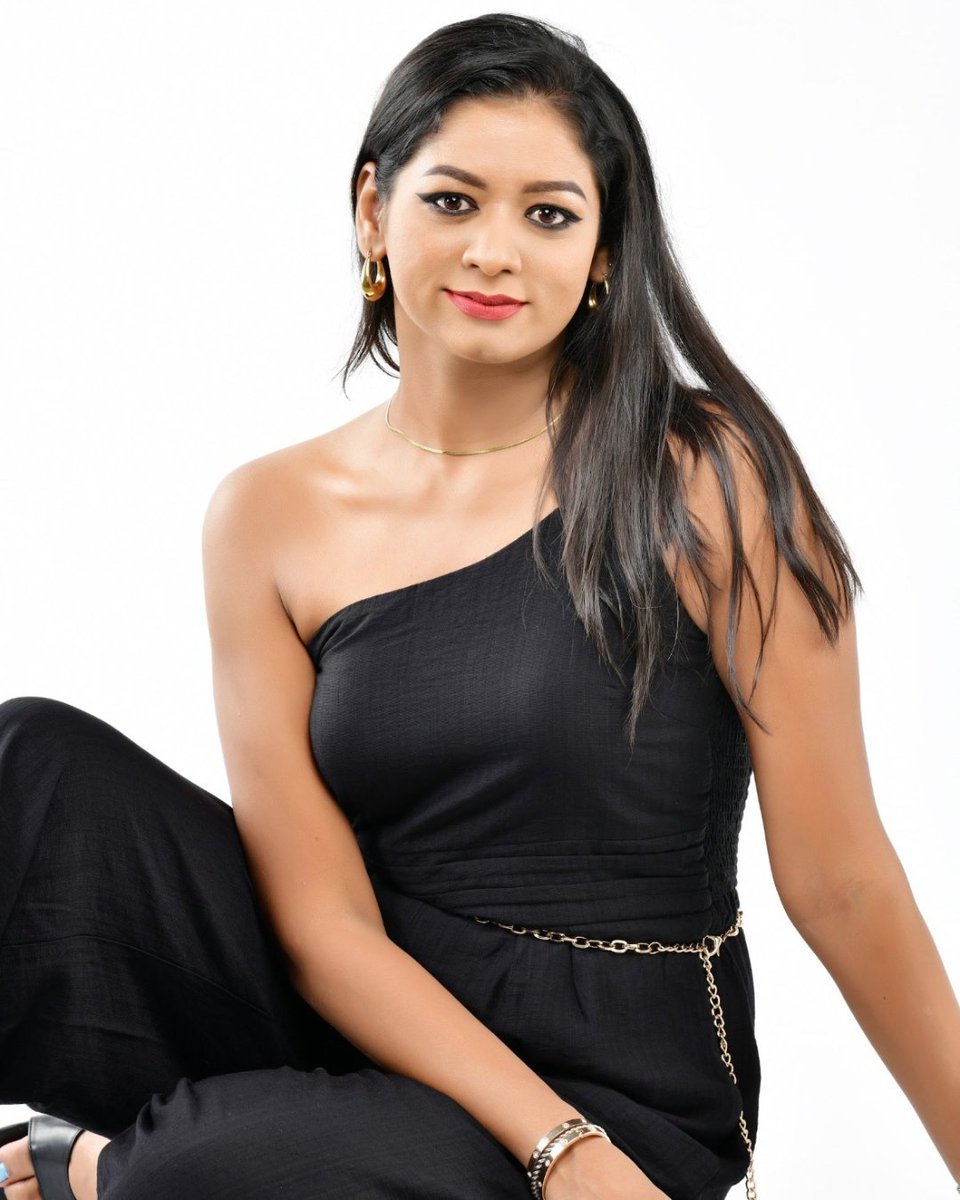 NewStyleMagMRU's tweet image. 📸 Bollywood Elegance Meets Modern Edge 💫
Here’s a stunning glimpse of Kaajal Dauhajee from her exclusive Bollywood Portfolio shoot featured in Newstyle Magazine – Issue 99!

#NewstyleMagazine #Issue99 #PortfolioShoot #BollywoodLook #KaajalDauhajee #SachinSagarPhotography