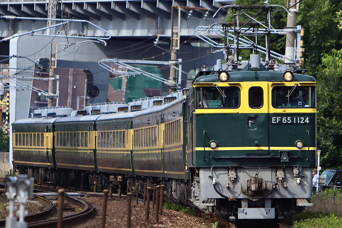 Nekotsuki_Y's tweet photo. 6/9　サロンカー彗星
EF65-1124 + 14系700番代客車5B
岡山〜西川原・就実（平畔踏切）

念願のトワ釜牽引。
一緒だった方々お疲れ様でした。
#サロンカーなにわ 
#サロンカー彗星 https://t.co/BddQItk3bG