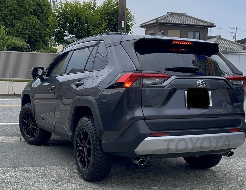 EagleShop_Shiga's tweet photo. お客さまから、装着写真が届きました！嬉しいーーー😆✨✨

ブラックのRAV4に、新品のデュラトラックRTが映えて、とてもかっこいいです‼️
迫力ありますねっ！！
　
S様
「ブラックレター良いです👍
画像で見るよりイカツイですし、SNS等RAV4でコレ履いてる人 私は見た事ないので被らないのが最高ですね😍」

冬場に釣りや山に行く事があるそうで、スノーフレークマーク付いているタイヤが条件だったとのこと。

喜んで頂けて、本当によかったです⭐️
ご購入ありがとうございました！

GOODYEAR『ラングラー　デュラトラック　RT』