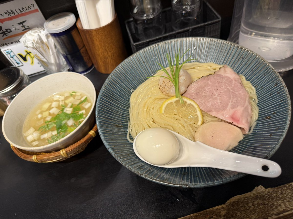 中華蕎麦ごとう
貝しお昆布水つけ麺、大盛り、ホタテ、味玉
出たー！絶対に美味いやつ！昆布水纏った風味喉越し最高な麺に貝出汁香る旨味強いしっかりしたスープと超絶に美味い！軽く炙られたプリプリあまあまなホタテも絶品！