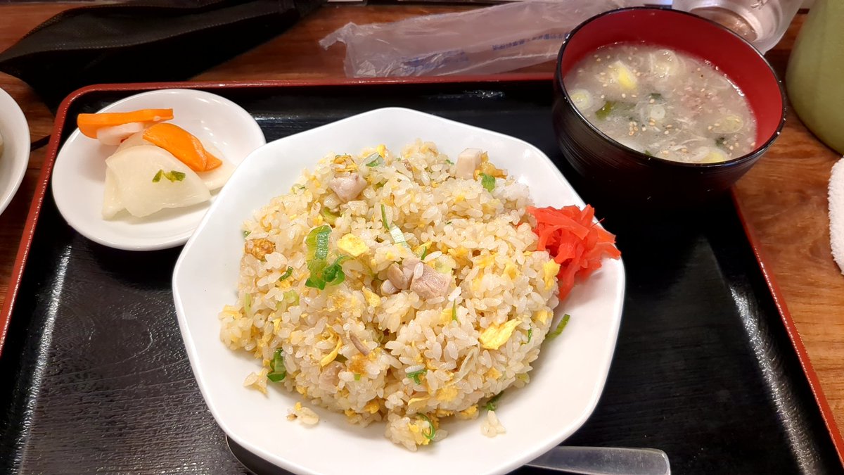 JasonBournes7's tweet photo. 今日のランチはこちら(◍•ᴗ•◍)
一富士 小田原店さんに突入しました☀
チャーハン 850円
フォロワー餃子
新店は混むだろうから小田原店
ここのチャーハンめっちゃ好み
ゴロゴロ豚にナルトが嬉しい
美味かった!
ご馳走様でしたm(_ _)m
#一富士 https://t.co/SDB1bHY4Ry
