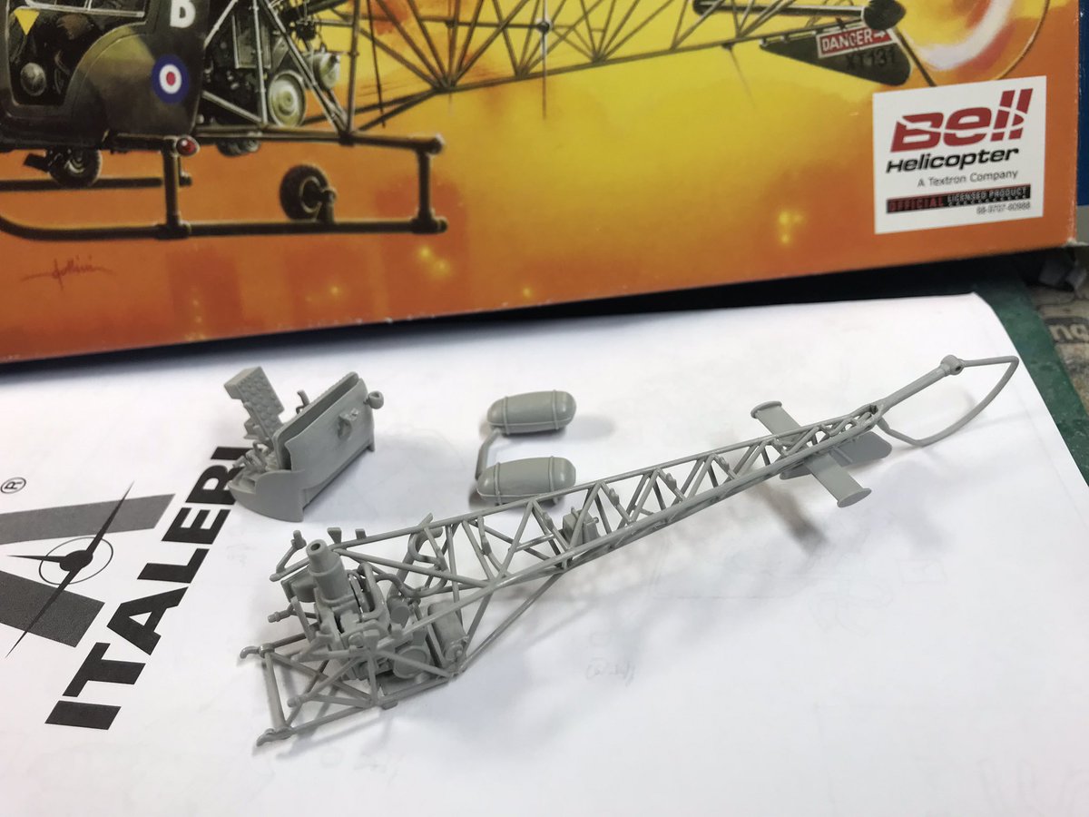 #大分ホビーフェスタ2025
夜勤明けの展示会で一日中立っててめちゃくちゃ疲れたのですが、作品の熱気に当てられたのか夜中からプラモ作りたくなってホビーボックスさんで買ったイタレリのヘリコプターを作りはじめました。
トラス構造ってなんか燃えますね。