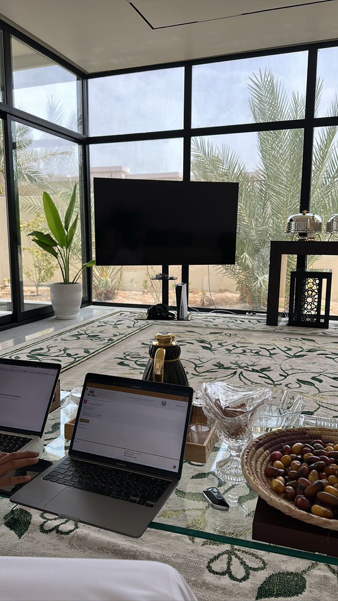 علمّني الليل كيف أحلم على كيفي
وعلمني الصبح بأن أحلامنا تكذب