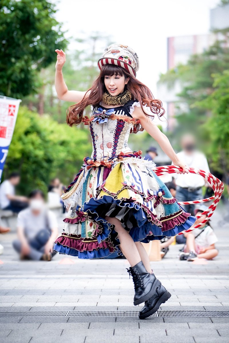 jy_skyadd's tweet photo. 6/8 #ソラマチ大道芸
#ソラマチ大道芸フェスティバル
KANA∞ さん
その１

パフォーマンスの後も観客の皆様とゆっくりと交流。お帰りなさいソラマチへ。☺️
(流れる音楽が、「愛と平和と音楽と」。😭)

#KANA_hoop
#KanaHoop #PerformerKANA https://t.co/l2zCAOcgsl
