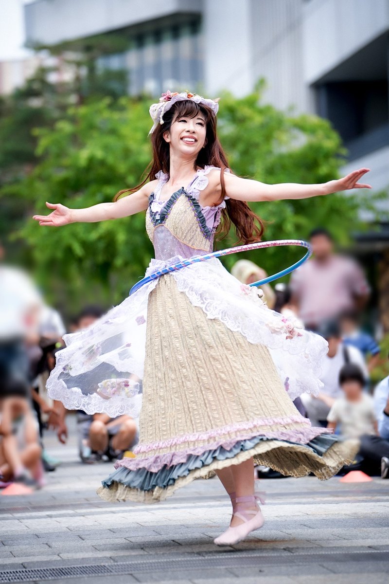 jy_skyadd's tweet photo. 6/8 #ソラマチ大道芸
#ソラマチ大道芸フェスティバル
KANA∞ さん
その２

パフォーマンスの後も観客の皆様とゆっくりと交流。お帰りなさいソラマチへ。☺️
(流れる音楽が、「愛と平和と音楽と」。😭)

#KANA_hoop
#KanaHoop #PerformerKANA https://t.co/TR5Ns4Uu7M