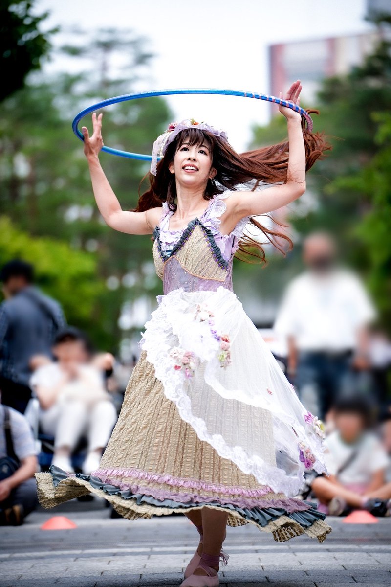 jy_skyadd's tweet photo. 6/8 #ソラマチ大道芸
#ソラマチ大道芸フェスティバル
KANA∞ さん
その２

パフォーマンスの後も観客の皆様とゆっくりと交流。お帰りなさいソラマチへ。☺️
(流れる音楽が、「愛と平和と音楽と」。😭)

#KANA_hoop
#KanaHoop #PerformerKANA https://t.co/TR5Ns4Uu7M