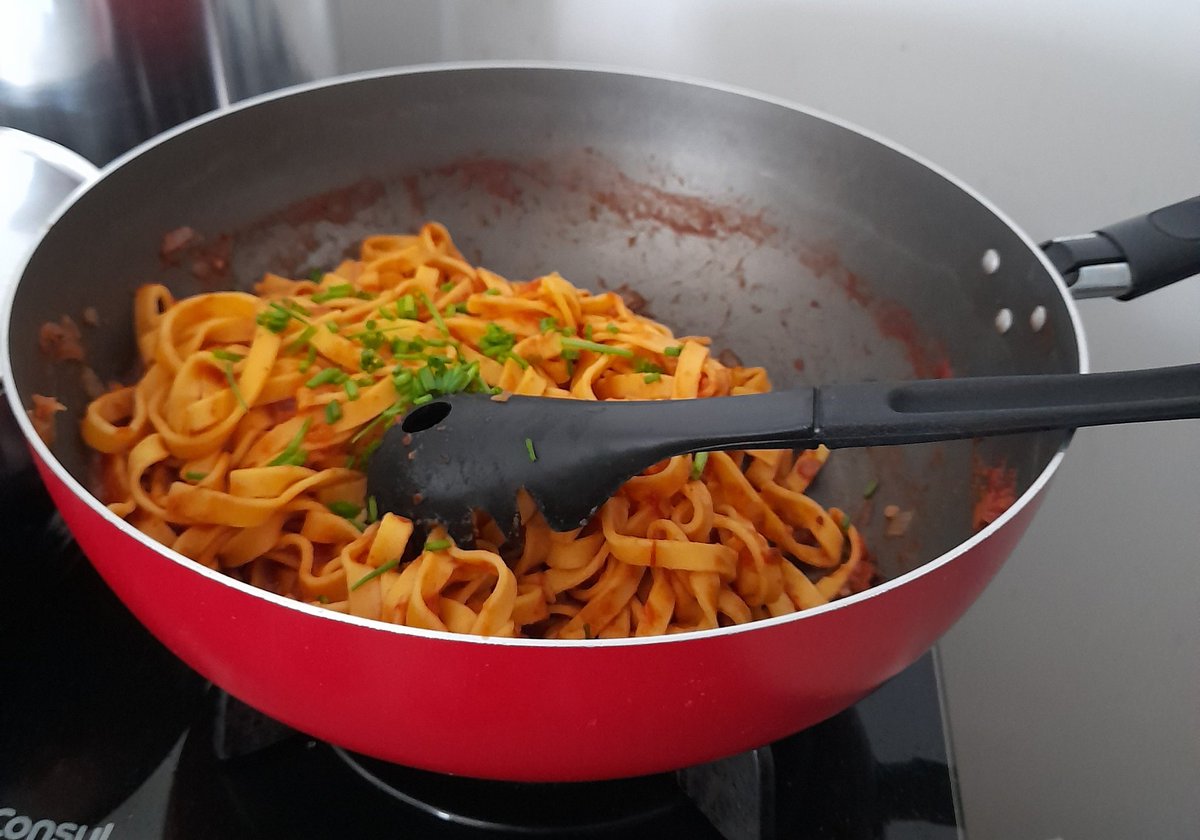 jespython's tweet image. and just like that, macarronada e livrinhos