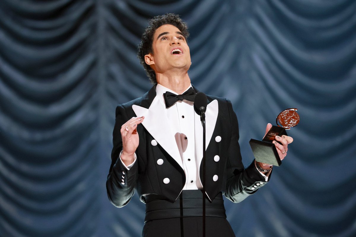joekitcriss's tweet photo. DARREN CRISS HAS TWO FUCKING TONYS NOW!!! https://t.co/kdGOWZi5So