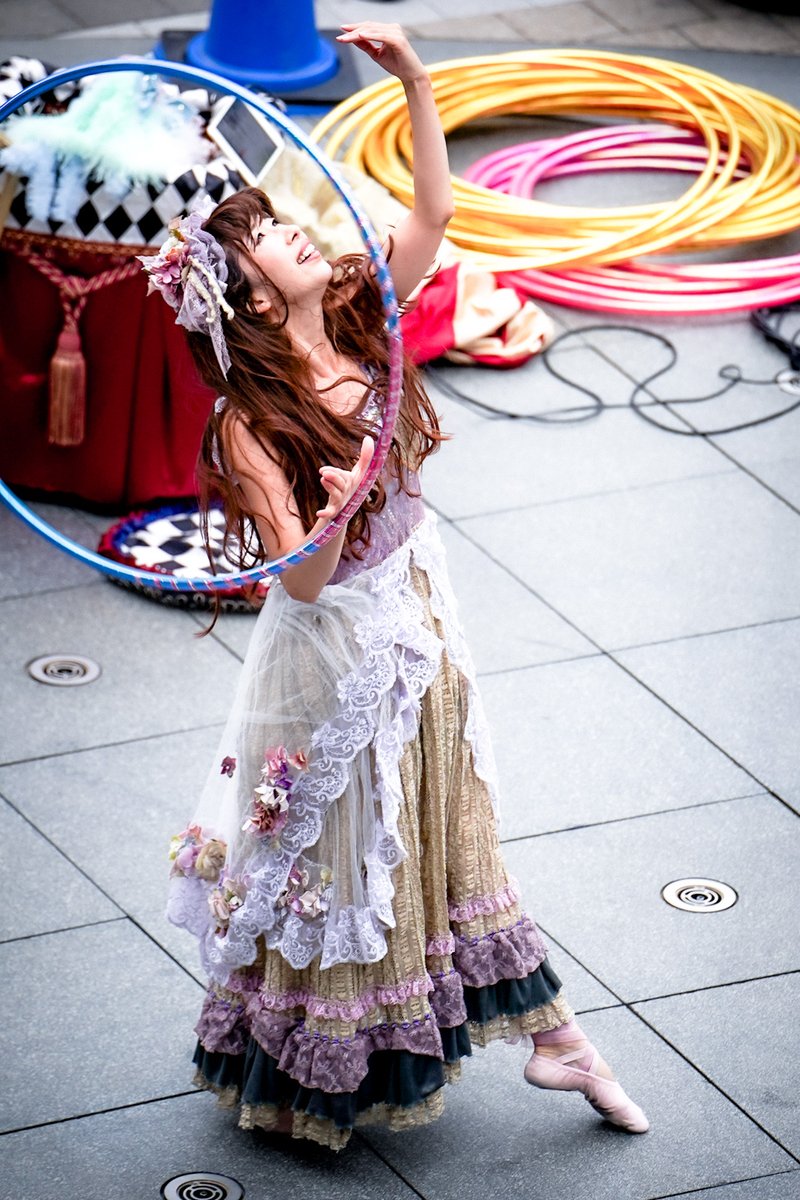 jy_skyadd's tweet photo. 6/8 #ソラマチ大道芸
#ソラマチ大道芸フェスティバル
KANA∞ さん
その４

パフォーマンスの後も観客の皆様とゆっくりと交流。お帰りなさいソラマチへ。☺️
(流れる音楽が、「愛と平和と音楽と」。😭)

#KANA_hoop
#KanaHoop #PerformerKANA https://t.co/GihehAwX6m