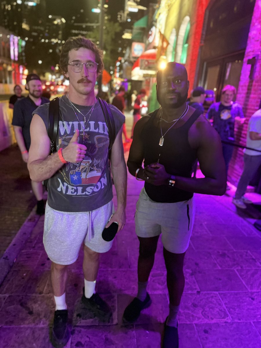Burt Bronx (@bronxburt) on Twitter photo Here at the MDE Extreme Peace Premiere in Austin, TX with <a href="/Buckingham_Show/">brandon buckingham</a>
#mde #samhyde #fishtank #fishtanklive #fishtankdotlive #milliondollarextreme #extremepeace Here at the MDE Extreme Peace Premiere in Austin, TX with <a href="/Buckingham_Show/">brandon buckingham</a>
#mde #samhyde #fishtank #fishtanklive #fishtankdotlive #milliondollarextreme #extremepeace