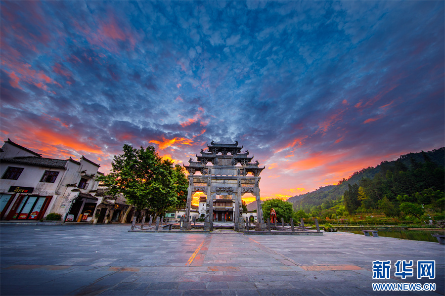 PDChinese's tweet image. 【安徽黟縣：朝霞映照的傳統徽派建築】夏日時節，位於安徽省黟縣西遞和宏村古村的傳統徽派建築沐浴在朝霞之中，美如畫卷。