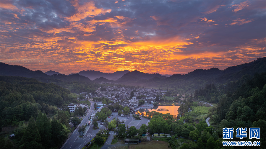 PDChinese's tweet image. 【安徽黟縣：朝霞映照的傳統徽派建築】夏日時節，位於安徽省黟縣西遞和宏村古村的傳統徽派建築沐浴在朝霞之中，美如畫卷。