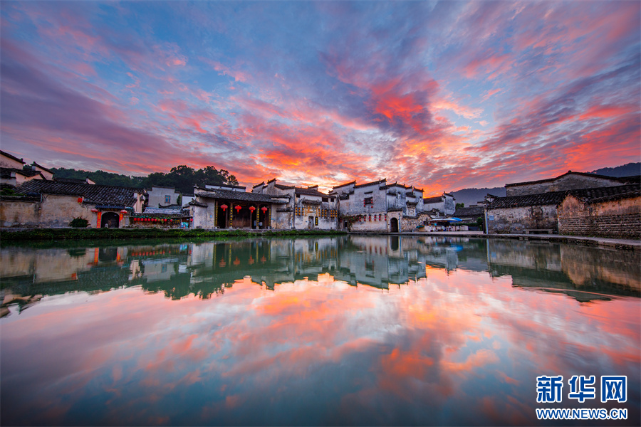 PDChinese's tweet image. 【安徽黟縣：朝霞映照的傳統徽派建築】夏日時節，位於安徽省黟縣西遞和宏村古村的傳統徽派建築沐浴在朝霞之中，美如畫卷。