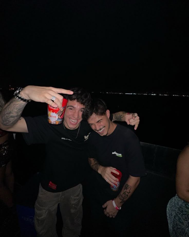 meus parabéns mano, tá ficando mais velho! vc sempre vai ser minha inspiração e meu orgulho, aproveita seu dia🎉