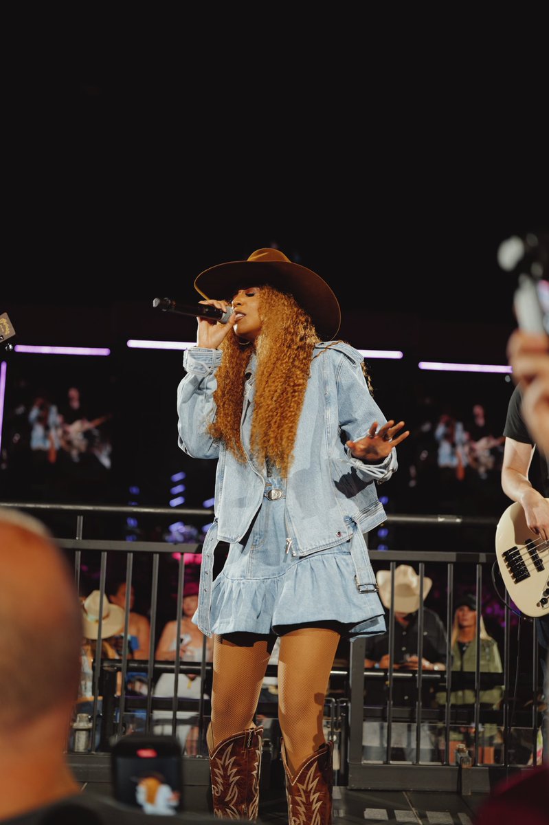 TieraMusic's tweet image. last night was a night i’ll remember forever.
6 years ago i played my first cma fest on the acoustic corner stage to about 30 people - just me and my guitar. last night i played nissan stadium to 60,000 people as an independent artist.
the Lord has been leading and guiding this…