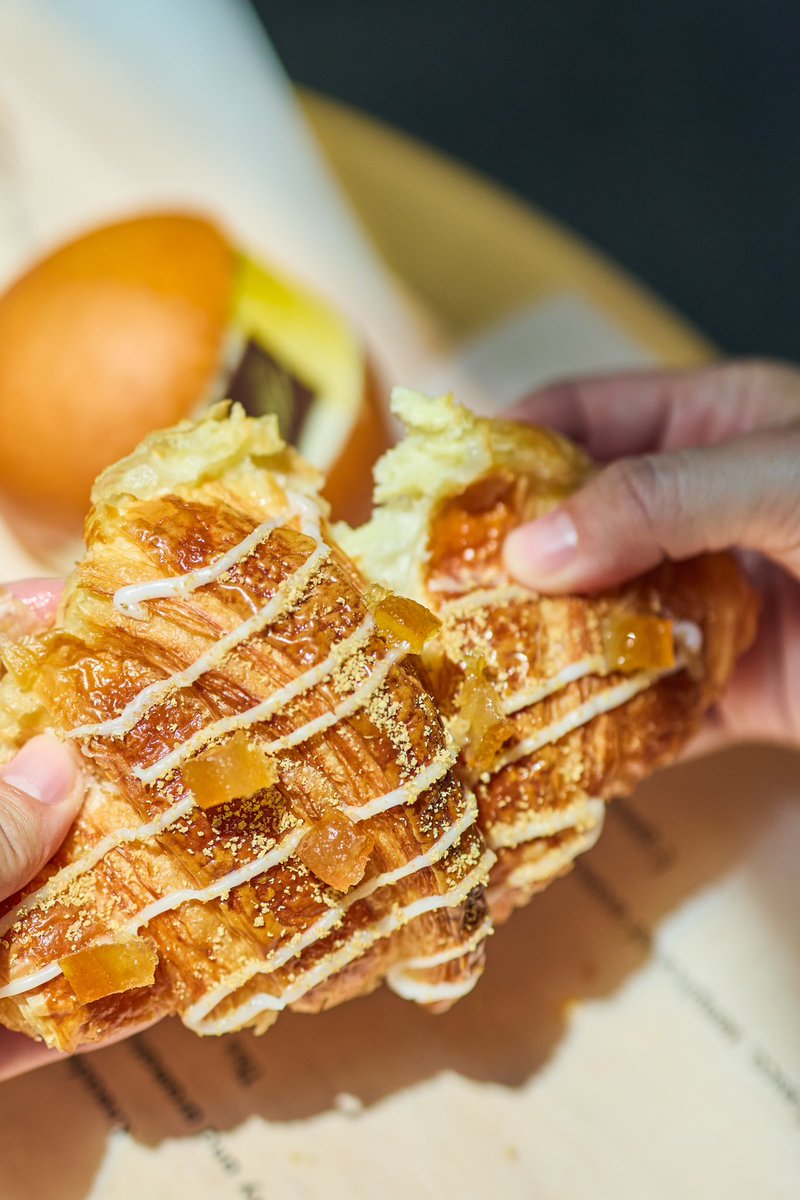 🆕🍋イタリアの夏を代表する果物、リモーネ（レモン）のフードが今年も。

レモンソースとクリームチーズのクリームを詰めた「コルネッティ リモーネ」と、
レモンピューレやレモンゼストを加えた生クリームに、マンゴーをあわせた「マリトッツォ リモーネ ＆ マンゴー」。