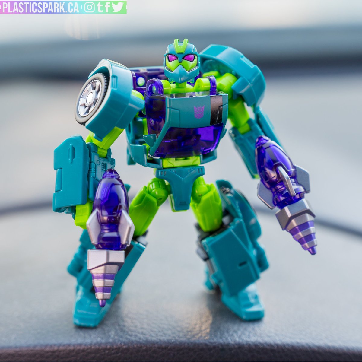 PlasticSparkYYC's tweet image. &quot;Aaah! Wasp in the car! Wasp in the caaaarrrr! Oh wait. It&apos;s just this little fella. Hi buddy! Would you like to be my #dashbot for the day?&quot;

📸 Transformers: Age of The Primes - Fugitive Waspinator