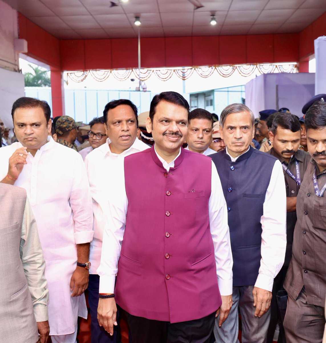 CMOMaharashtra's tweet photo. 🚩Embarking on a Royal Journey: The Bharat Gaurav Train Celebrates Chhatrapati Shivaji Maharaj's Legacy
CM Devendra Fadnavis flagged off the ‘Chhatrapati Shivaji Maharaj Bharat Gaurav Tourist Train’ on Shivrajyabhishek Din, embarking on a journey through history and heritage

🚩छत्रपती शिवरायांच्या पदचिन्हांवरून गौरव यात्रा!
मुख्यमंत्री देवेंद्र फडणवीस यांच्या हस्ते छत्रपती शिवाजी महाराज यांचे वैभव साजरे करणाऱ्या 'छत्रपती शिवाजी महाराज भारत गौरव पर्यटन ट्रेन'चा हिरवा झेंडा दाखवून थाटात शुभारंभ

🚩छत्रपति शिवाजी महाराज के पदचिन्हों पर चलकर गौरव यात्रा! 
मुख्यमंत्री देवेंद्र फडणवीस इनके करकमलों से छत्रपति शिवाजी महाराज इनके वैभव को जन-जन तक पहुँचाने वाली 'छत्रपति शिवाजी महाराज भारत गौरव पर्यटन ट्रेन' का हरी झंडी दिखाकर शुभारंभ

🕡 6.20am | 9-6-2025📍CSMT, Mumbai | स. ६.२० वा. | ९-६-२०२५📍सीएसएमटी, मुंबई.

@rahulnarwekar @Dev_Fadnavis @ShelarAshish
#Maharashtra #DevendraFadnavis #ChhatrapatiShivajiMaharaj #ShivRajyabhishek