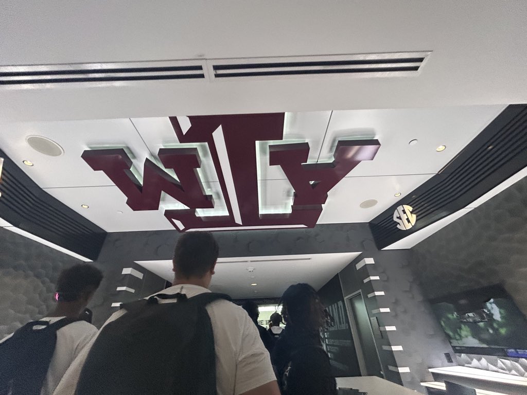 k_beast33's tweet image. I loved showing my skills and visiting Texas A&M and getting to meet @CoachTroop_and @CK_KleinCollin #kbeast #imbuiltdifferent #truebuzz #TrueBuzzAthletics #cypethelab #distinctlyhiscollegetour #distinctlyhisbustour
@Recruit_Crowley @jmc_fam @Marchen44 @DistinctlyHIS_