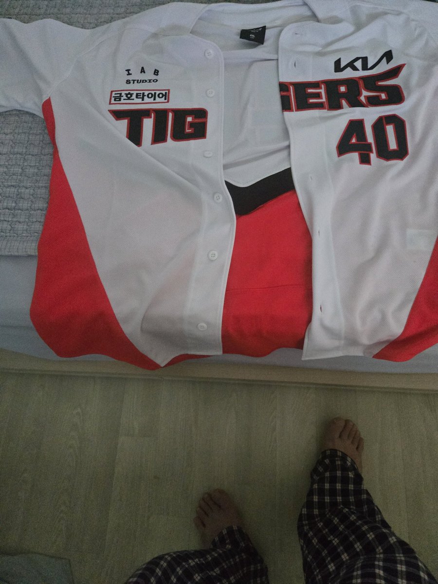 어제 야구장 다녀오면서 구입한 기아
유니폼 ㅎㅎ