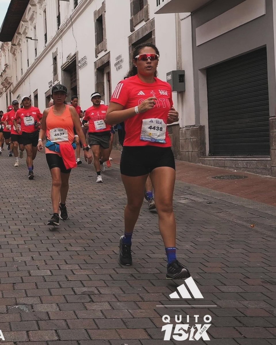Vine a competir… y a vencerme, una vez más.
Bien acompañada, como siempre.
Porque ¿qué es el running sin amigos, familia y esa gente linda que te anima?

Queridas piernas… gracias totales, siempre a la altura de las circunstancias 😅💪
#15KQuito #CorrerConSentido #GraciasPierna
