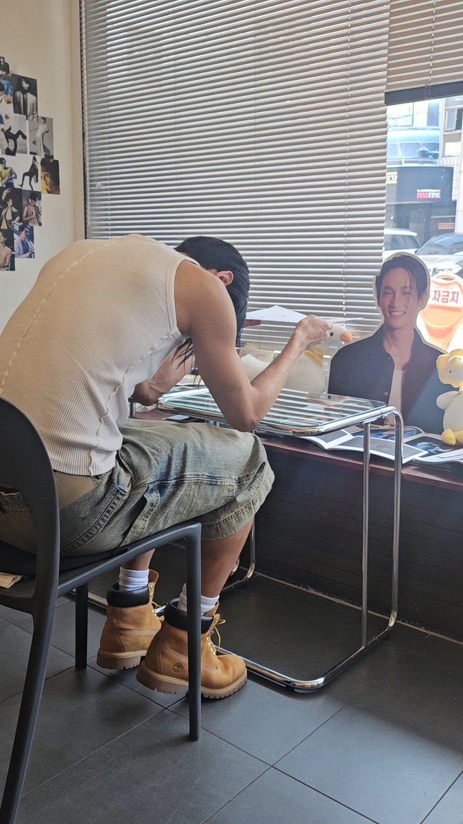 아니.... 돌겟네 ㅋㅋㅋㅋㅋㅋㅋㅋㅋㅋ

비대면 팬싸의 위엄입니다 여러분!!
호종님도 싸인을 받는 멋쟁이 등신대님